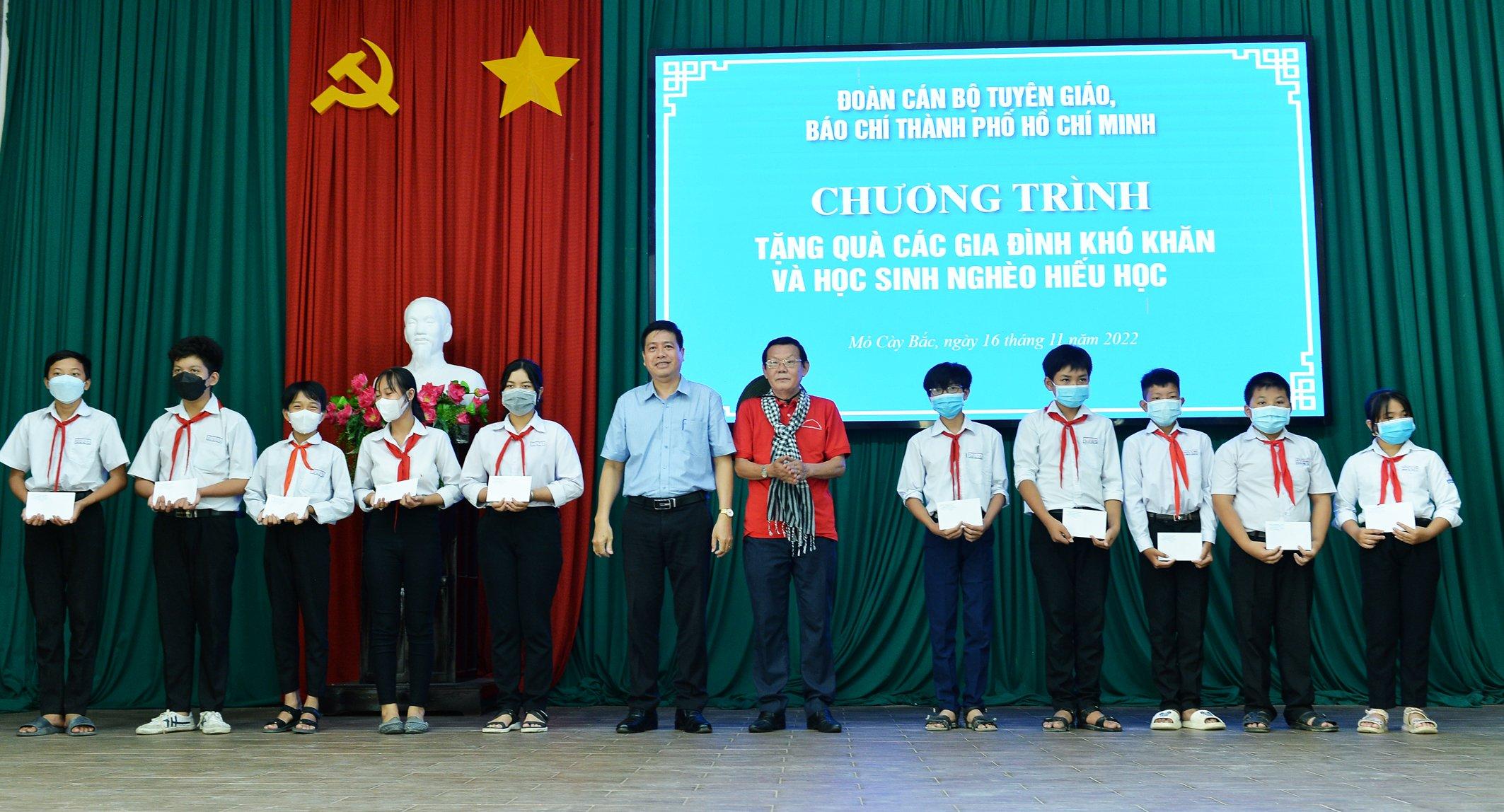 Đoàn cán bộ tuyên giáo, báo chí tp.hcm tặng quà đến các em học sinh tại bến tre 637f42bd28254.jpeg